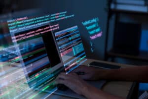 Desarrollador trabajando con código en pantalla durante la personalización de un constructor de página en WordPress