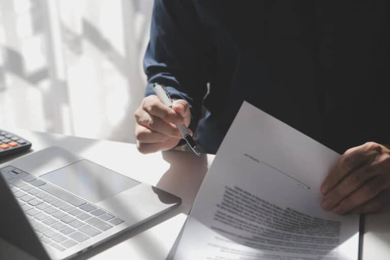 Documentos legales y ordenador representando los requisitos normativos de una tienda online