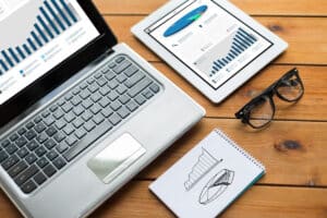 Gráficas de crecimiento de tráfico orgánico de una tienda online en una pantalla de análisis