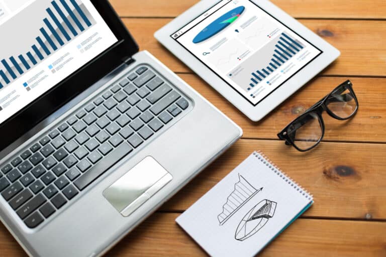 Gráficas de crecimiento de tráfico orgánico de una tienda online en una pantalla de análisis