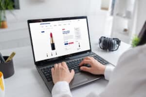 Pantalla de ordenador mostrando compra en una una tienda WooCommerce sobre WordPress