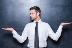 Emprendedor comparando dos opciones de inversión para un negocio online