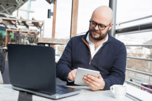 Propietario de un negocio local revisando su ficha de Google Business Profile en un ordenador portátil
